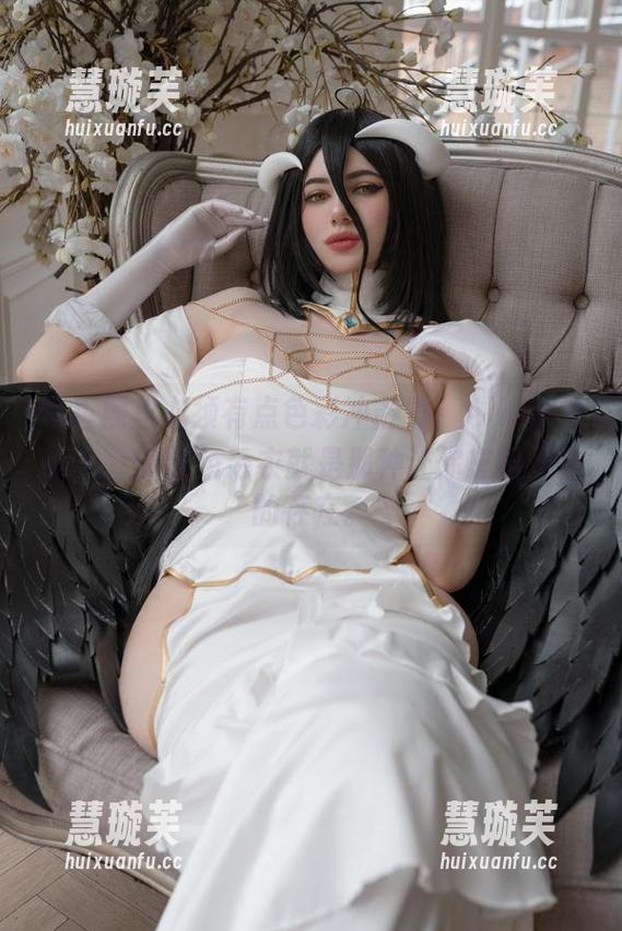 Alina Becker 写真照里必须有点色彩冲击力,Alina Becker的红色毛衣就是那种让你忘记烦恼的存在。
